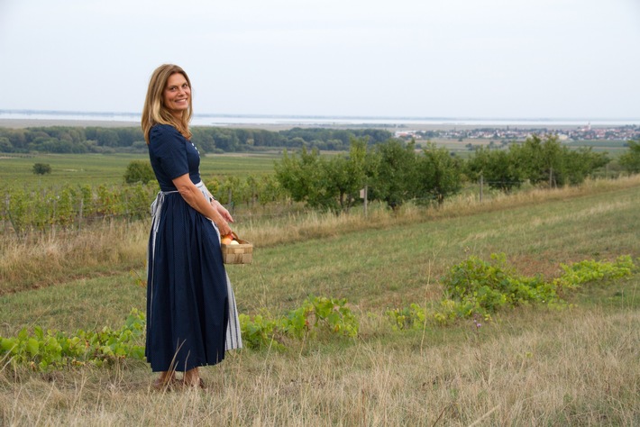 Das Erste: "Rote Rosen": Dreharbeiten im Burgenland  mit viel Schmäh
Sarah Wiener und Fritz von Friedl stehen in Episodenrollen für die ARD-Telenovela vor der Kamera