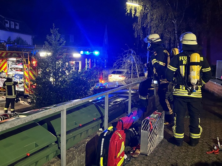 FW Rösrath: Gemeldeter Verkehrsunfall, Person in Notlage und Gebäudebrand: Feuerwehr Rösrath mehrfach im Einsatz