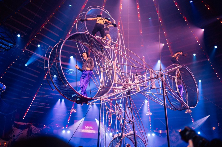 Was macht Dieter Hallervorden im Teufelsrad? Jana Ina Zarrella und Jörg Pilawa laden zu "Stars in der Manege" am Freitag in SAT.1