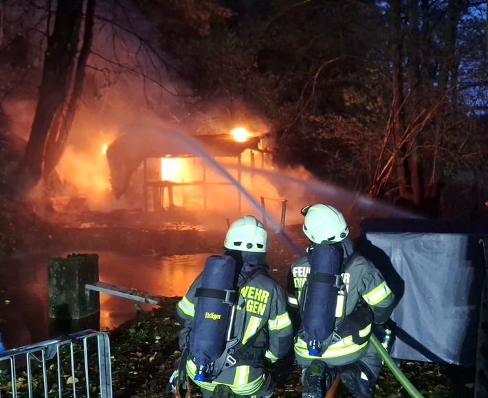 FW Drolshagen: Gartenhütte nahe Schrebershof in Vollbrand