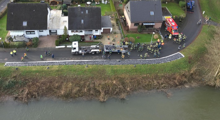 FW-Lohmar: Über 110 Einsatzkräfte im Einsatz zur Dammsicherung