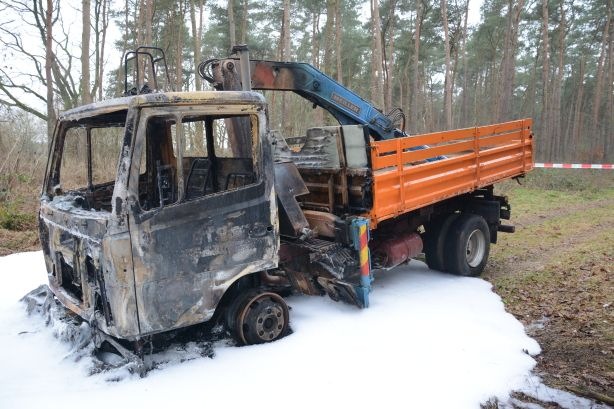 POL-NI: Entwendeter LKW ausgebrannt aufgefunden - 12 Kompletträdersätze fehlen weiterhin