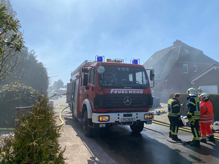 FW-PI: Ellerbek: Komplizierter Schuppenbrand - Einfamilienhaus gehalten