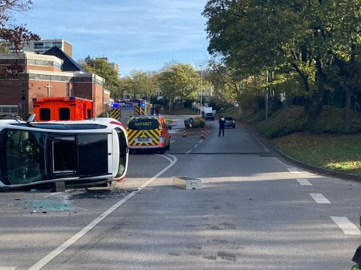 POL-ME: Unfall mit zwei Schwerverletzten und Unfallflucht - Erkrath - 2211059