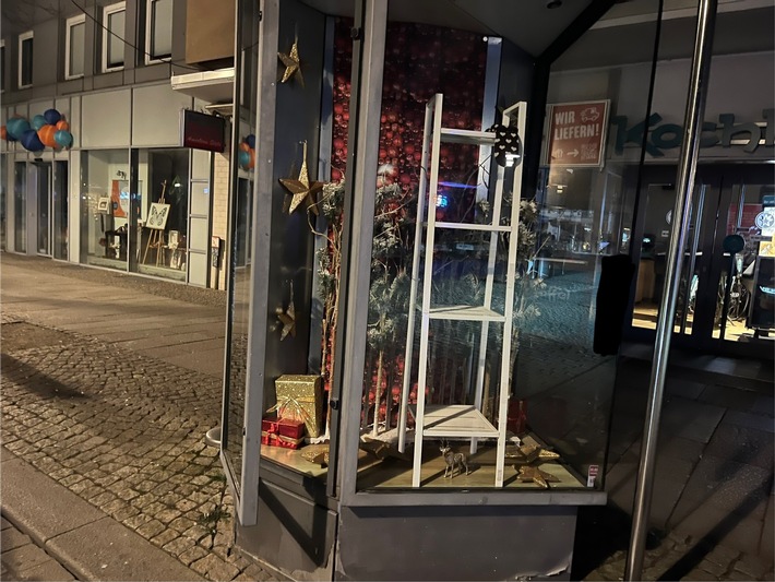 POL-HI: Einbruch in Glasvitrine in der Almstraße
