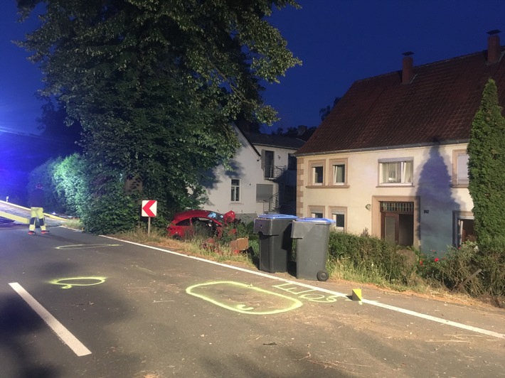 FW Lage: Verkehrsunfall mit eingeklemmter Person - 04.07.2019 - 03:08 Uhr