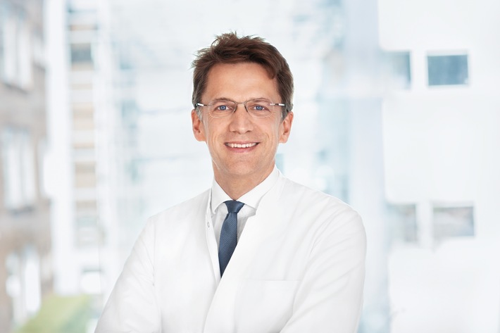 Prof. Dr. Egberts ist Chefarzt der Chirurgie im Israelitischen Krankenhaus (IK) Hamburg / Der Chirurg wird die OP-Robotik im IK ausbauen und das chirurgische Spektrum um die Thoraxchirurgie erweitern (FOTO)
