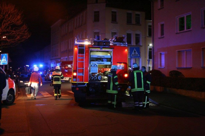 POL-HM: Brand in einem Mehrfamilienhaus mit mehreren Verletzten