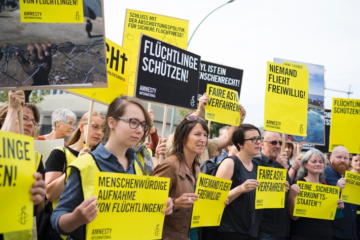 Bilder zur Amnesty-Kundgebung für den Schutz von Flüchtlingen am 13.9. in Berlin