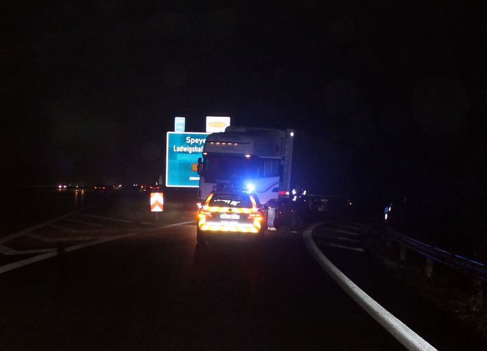 POL-PDNW: Polizeiautobahnstation Ruchheim stoppt falsch fahrenden 40 Tonner