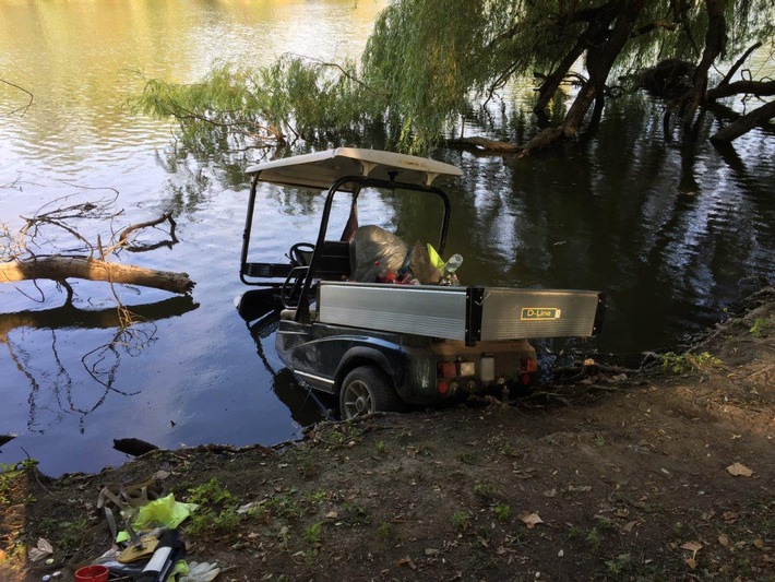 FW-F: Golf-Cart aus Ostparkweiher geborgen