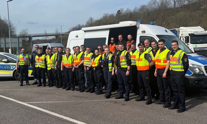 POL-SL: Gemeinsame internationale Kontrolle der Verkehrspolizei an der A 8 / Erfolgreiche Zusammenarbeit von neun verschiedenen Behörden und Organisationen