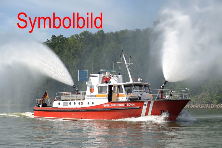 FW-BN: Rauchwolke wegen Motorschaden in Frachtschiff sorgt für Feuerwehreinsatz auf dem Rhein