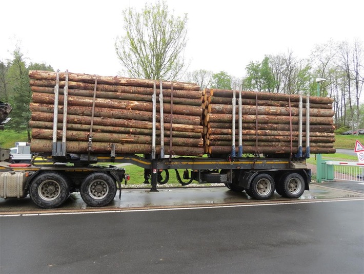 POL-PPTR: Trotz starker Kontrollen: Immer wieder deutlich überladene Holztransporte