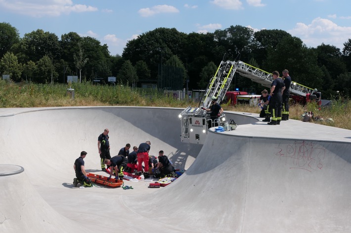 FW-DO: Patientenrettung aus Skatepool