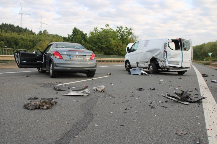 POL-NE: Autofahrerin wird bei Unfall schwer verletzt