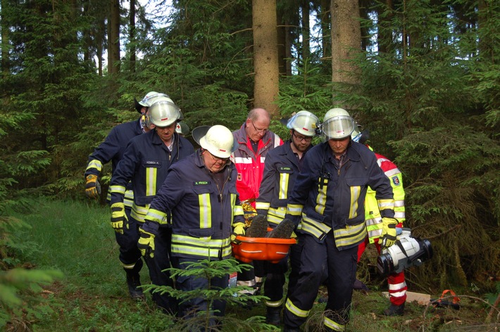 FW-OE: Wald und Holz NRW, Feuerwehr und Rettungsdienst probten Forst-Notrufsystem
