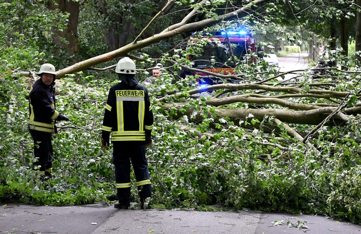 FW-RD: Orkantief "Poly" beschert Feuerwehren zahlreiche Einsätze