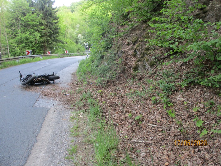 POL-RBK: Wermelskirchen - Motorradfahrer verletzt sich schwer bei missglücktem Überholmanöver