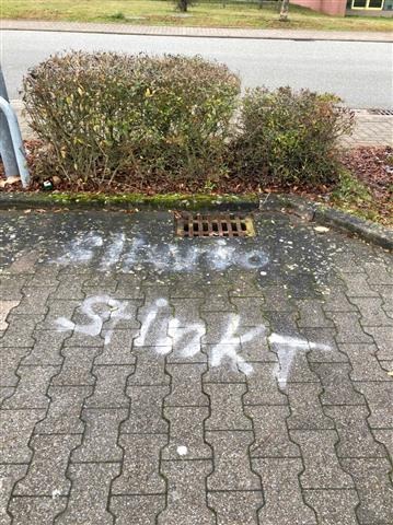 POL-PDPS: Graffiti-Schmiererei auf dem Parkplatz eines Einkaufsmarktes