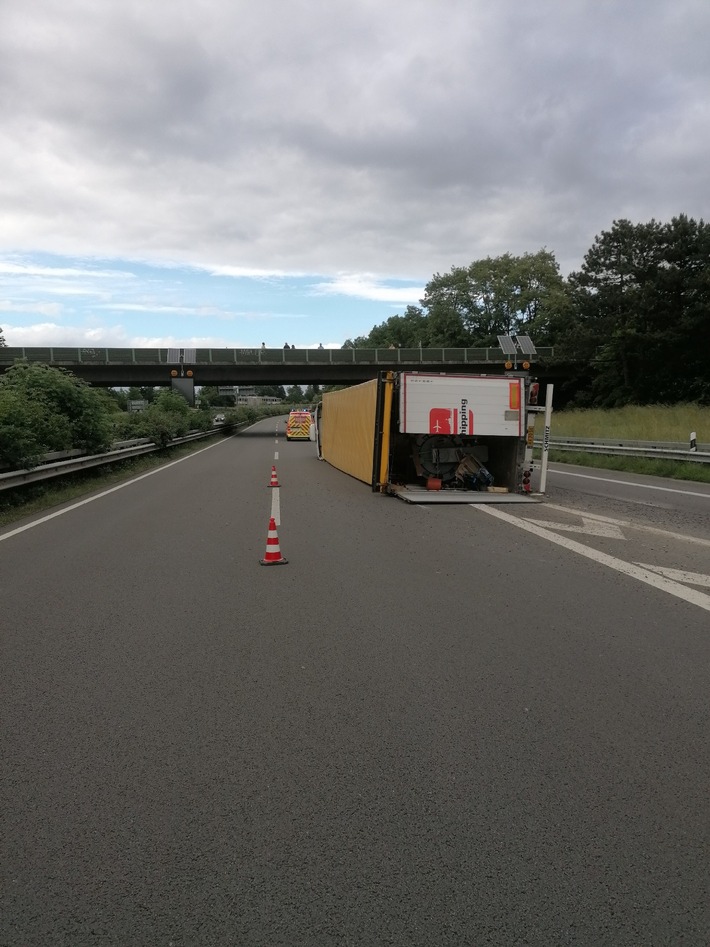 POL-OL: +++Sattelzug-Unfall im Dreieck Oldenburg-West sorgt für Probleme im Berufsverkehr+++