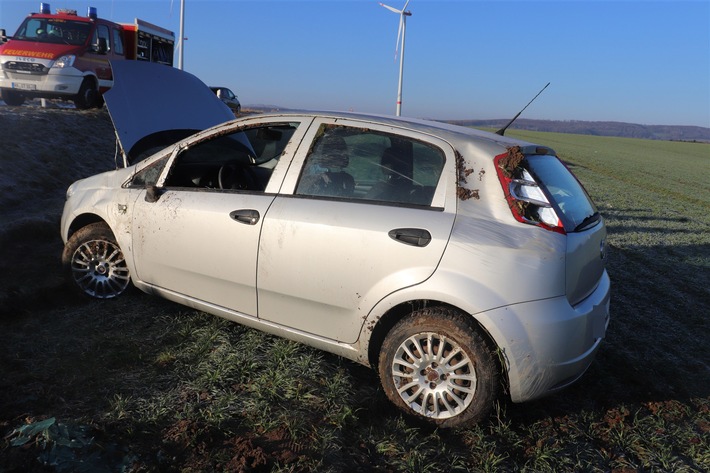POL-HX: Pkw kommt von Straße ab - Fahrerin leicht verletzt