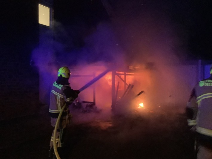 FW-GE: Vollbrand eines Carports