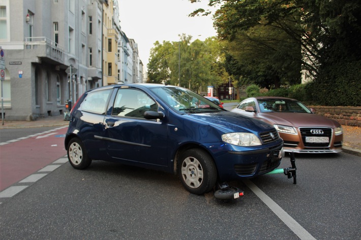 POL-AC: Unfall zwischen Pkw und E-Scooter