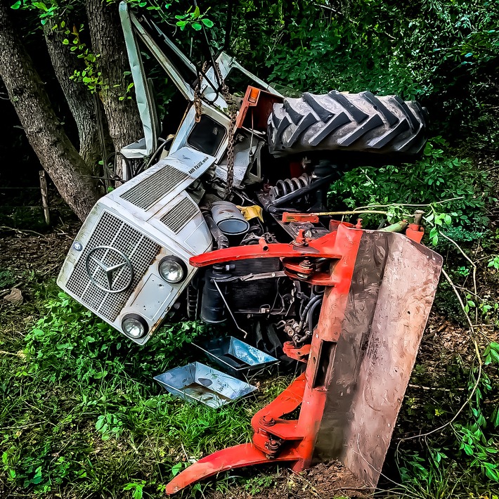 FW-Stolberg: Traktor stürzte tiefe Böschung hinab