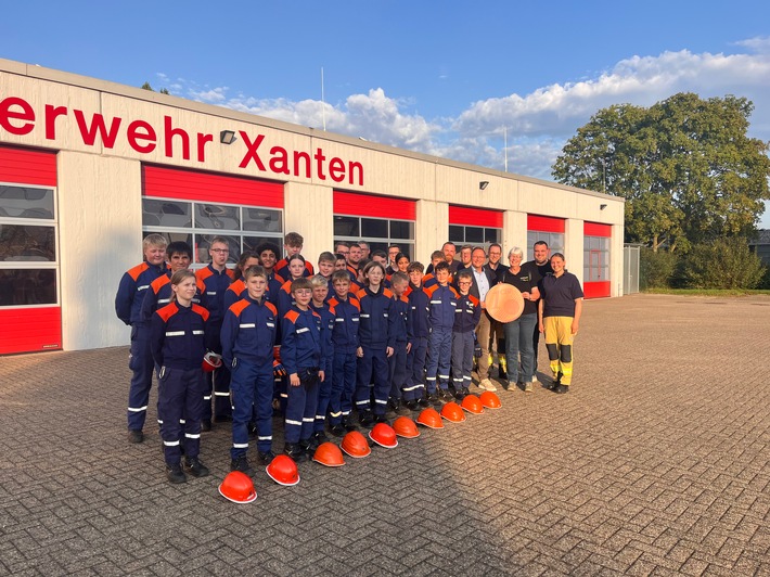 FW Xanten: Mit kleinen Münzen viel bewegen: Jugendfeuerwehr Xanten freut sich über Spende