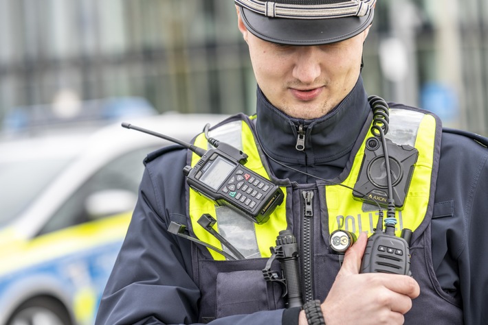 POL-ME: Raub in Supermarkt: Täter greift in Kasse und flüchtet - Polizei bittet um Hinweise - Velbert - 2406026