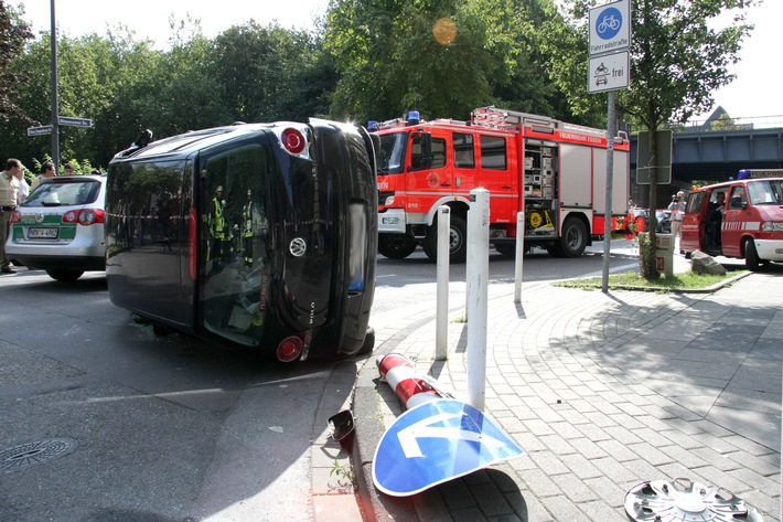FW-E: Verkehrsunfall im Essener Nordviertel, zwei Personen mit Rettungswagen zur Klinik