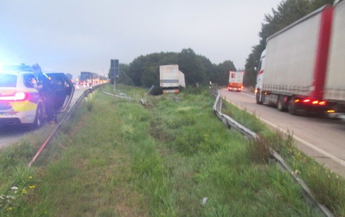 POL-DEL: Autobahnpolizei Ahlhorn: Verkehrsunfall auf der Autobahn 1 im Bereich Emstek +++ Sperrung im Dreieck Ahlhorn erforderlich