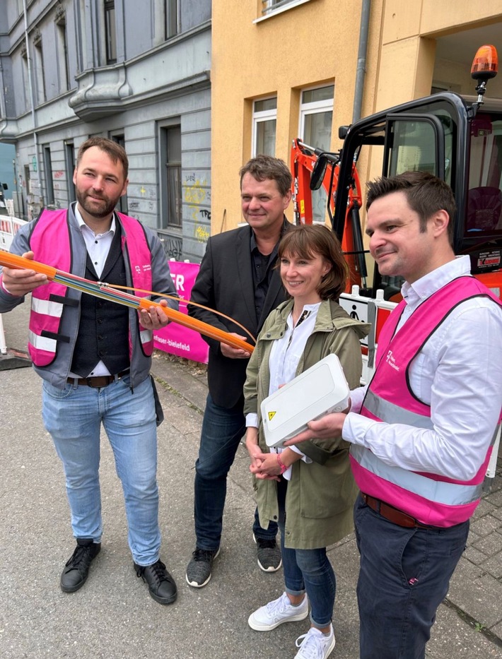 Spatenstich: Telekom startet Glasfaserausbau in Bielefeld Zentrum, Altstadt und Mitte