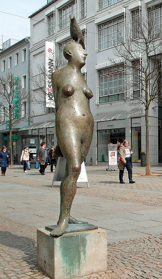 POL-HI: Bronzeskulptur &quot; Stehende mit Vogel&quot; gestohlen