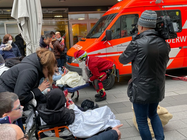 FW Stuttgart: Höhenretter als Nikolaus im Einsatz