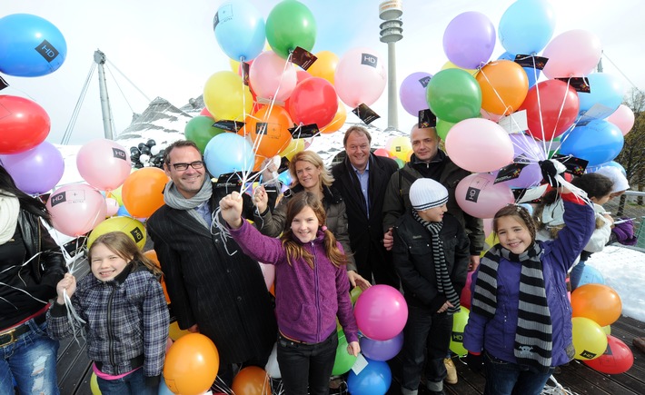 HD+ wird 1080 Tage alt: 1080 Luftballons färben Münchens Himmel bunt (BILD)