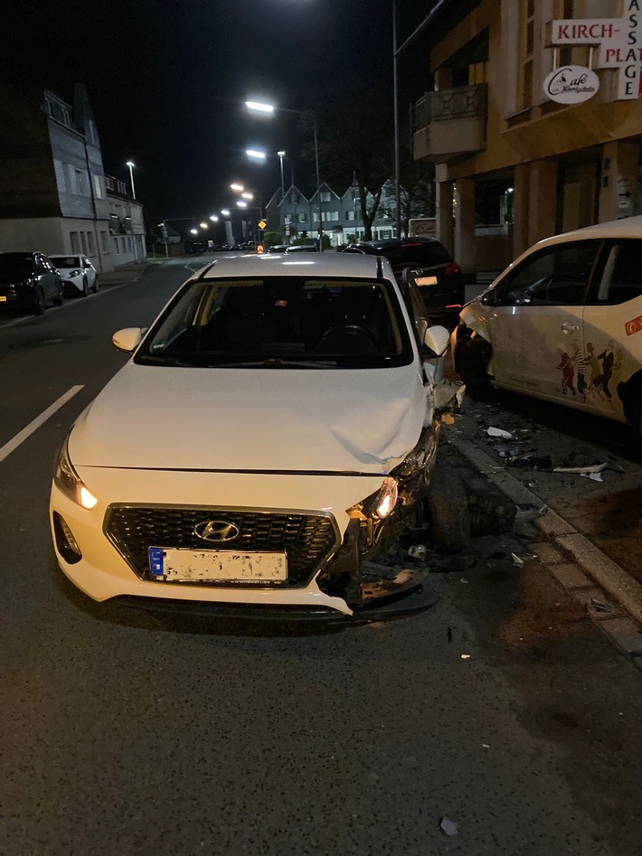 POL-ME: Hoher Sachschaden - Hyundai kollidiert mit vier geparkten Autos - 2512047