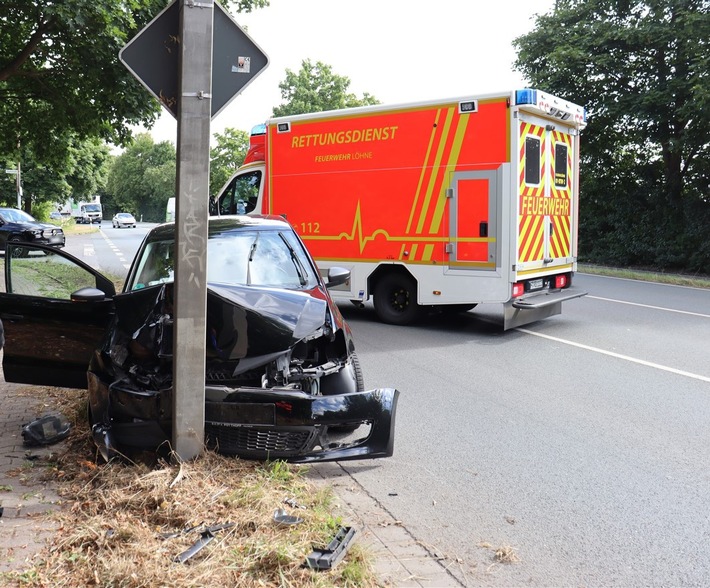 POL-HF: Insassin nach Unfall schwer verletzt- PKW kollidiert mit Verkehrsmasten