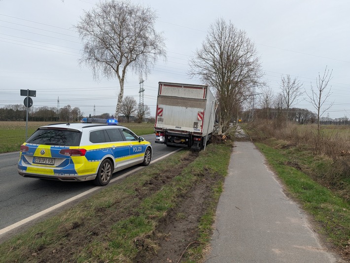 POL-STD: LKW-Fahrer weicht entgegenkommendem Sattelzug aus und prallt im Seitenraum gegen einen Baum - Fahrer bleibt unverletzt - Polizei sucht Verursacher und Zeugen
