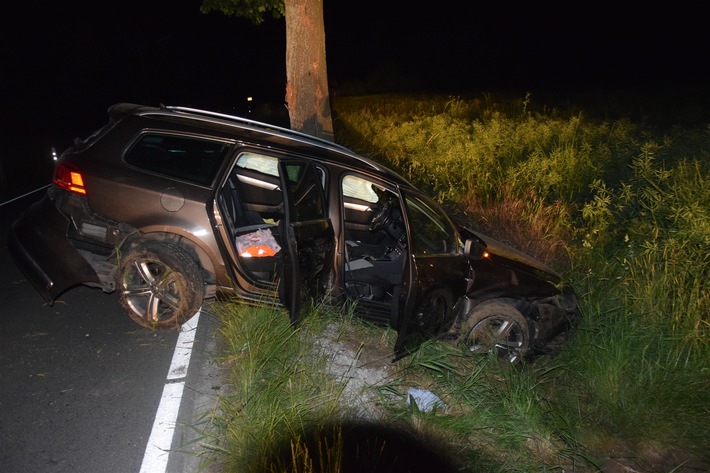 POL-HF: Autofahrt endet vor einem Baum- Insassen schwer verletzt