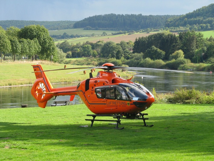 POL-HOL: Unfall am Schiffsanleger in Polle: 73jährige Frau beim Betreten eines Ausflugschiffes lebensgefährlich verletzt - Mit Planke zwischen Schiff und Anleger gestürzt -