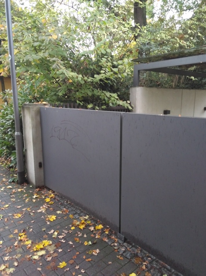 POL-PDLD: Landau, Daniel-Knobloch-Straße 1, 18.-20.10.2019

Sachbeschädigung durch Graffiti