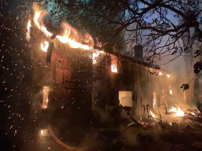 FW-DO: Dortmund - Wickede Gebäude im Vollbrand