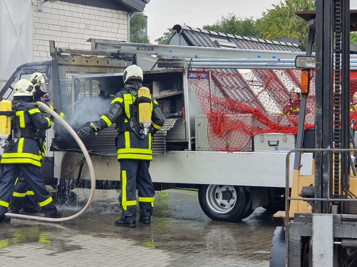 FW-Dorsten: +++ gemeldete Rauchentwicklung aus einer Lagerhalle +++