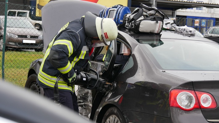FW Celle: Verkehrsunfall mit eingeschlossener Person