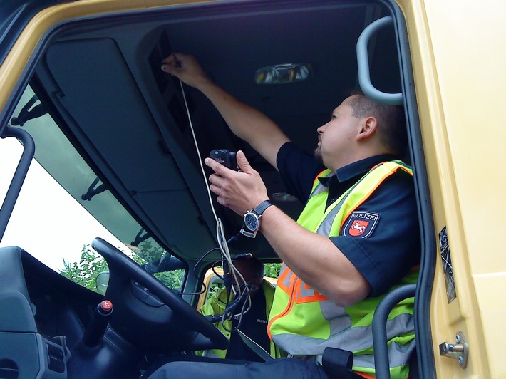 POL-HOL: Überwachungsbeamte des Schwerlastverkehrs mit Auswerteeinheit ausgestattet: Polizei Holzminden kontrolliert LKW "Digital" - Entsprechende Einweisungsbeschulungen durchgeführt -