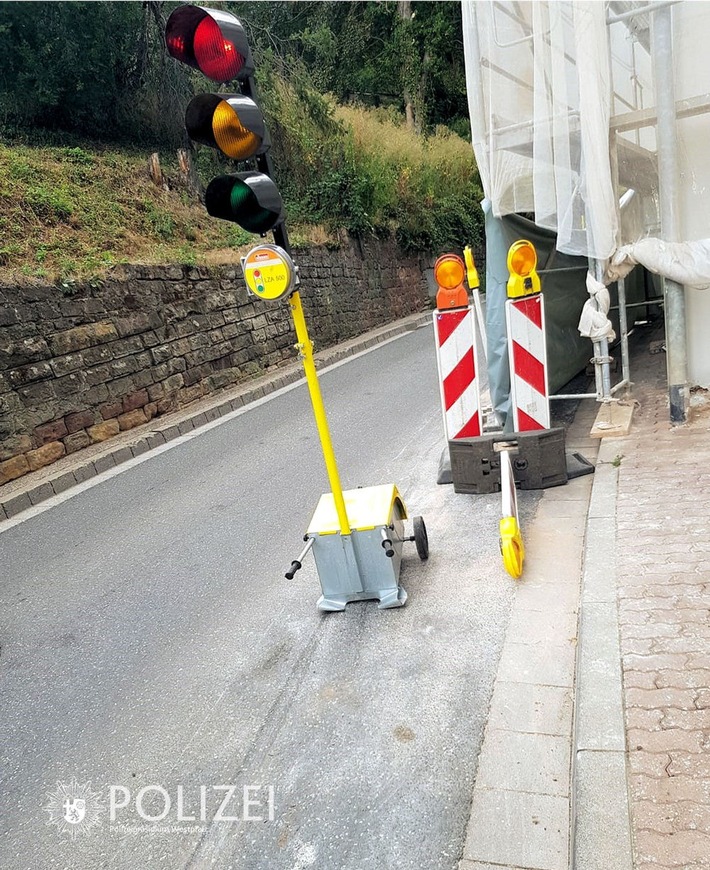 POL-PPWP: Ampel beschädigt und weitergefahren