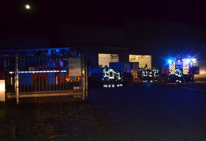 POL-STD: Polizei Steinkirchen sucht Transporterfahrer und Zeugen - Opel angefahren und geflüchtet, Industriefräse gerät in Brand - Feuerwehr kann Übergreifen auf Gebäude verhindern - hoher Sachschaden