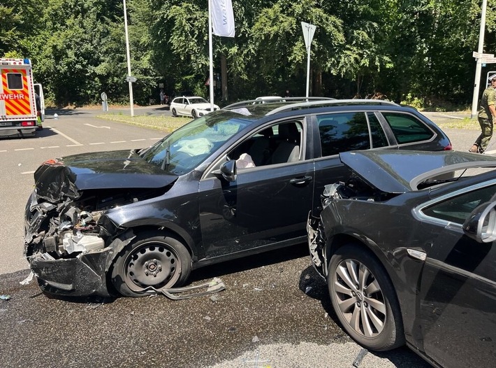 POL-ME: Fehler beim Abbiegen: Autos prallen frontal zusammen - 2507009